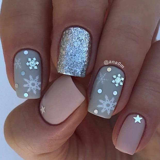 Pretty Christmas Nail Designs
 43 Pretty Holiday Nails to Get You Into the Christmas