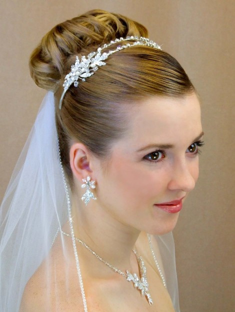 Short Wedding Hair With Veil
 Wedding Hairstyles For Short Hair With Veil And Tiara