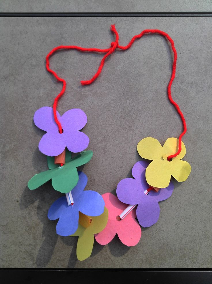 Simple Preschool Crafts
 Lei Can be made with construction paper yarn & solid