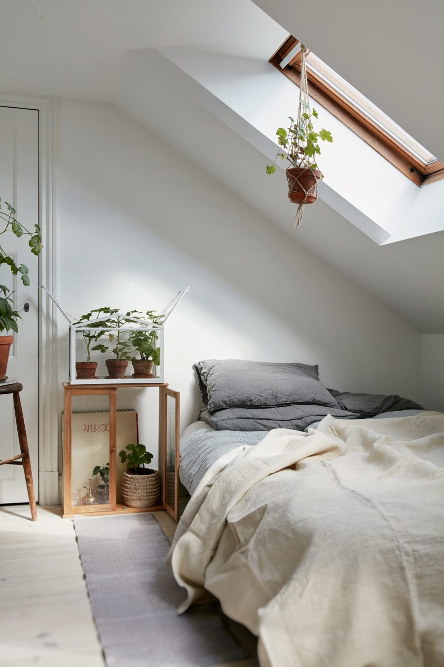 Small Plants For Bedroom
 40 Simple and Chic Minimalist Bedrooms