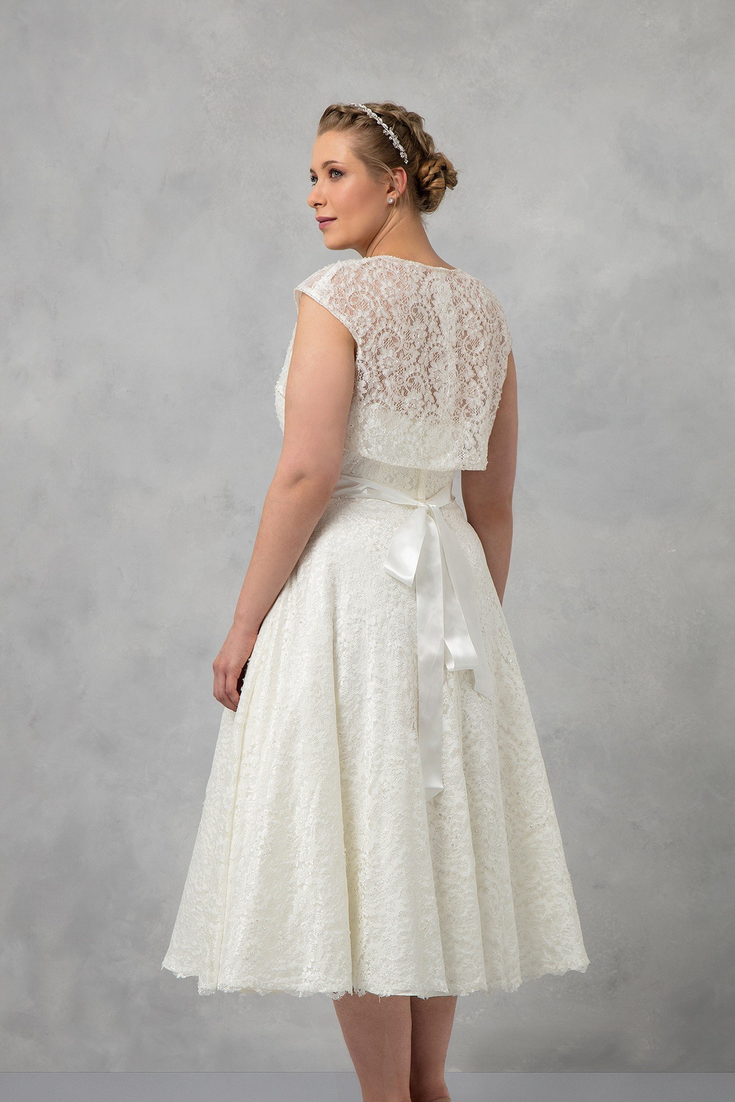 T Length Wedding Dresses
 Tea Length Plus Size Wedding Dress with Shrug 9T9948