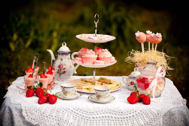 Table Setting Ideas For Tea Party
 Bubble and Sweet Party Tables