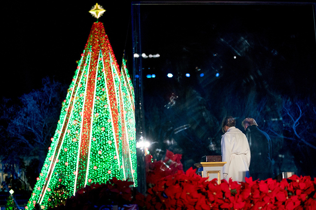 Trump Christmas Tree Lighting
 Melania Trump’s Christmas Tree Lighting Outfit Max Mara