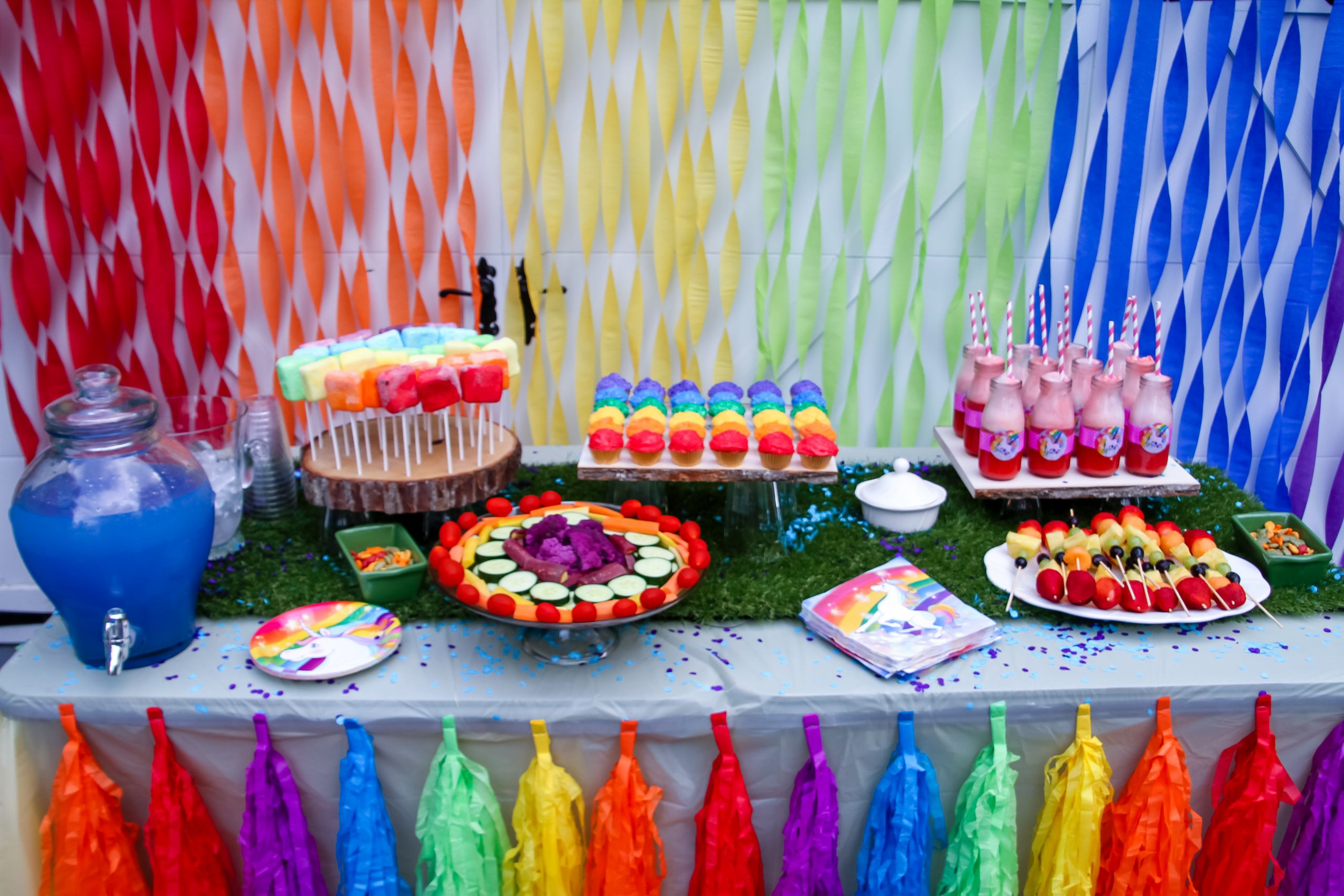 Unicorn Party Ideas Food
 Throw the ultimate unicorn rainbow unicorn party for a