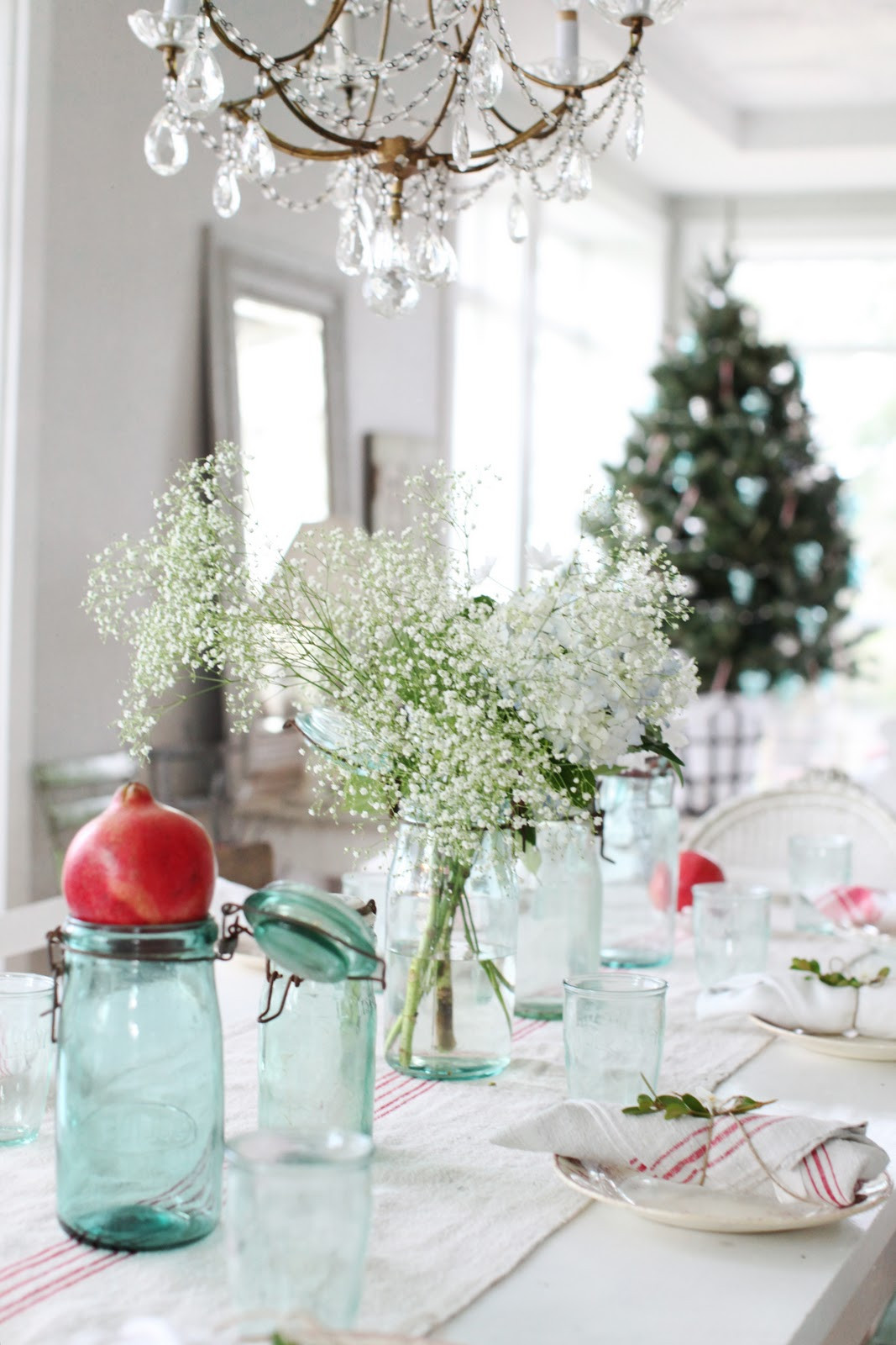 Christmas Table Centerpiece Ideas
 Dreamy Whites A Simple Christmas Table Setting