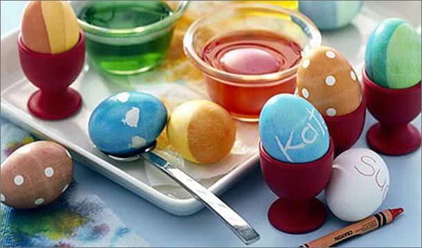 Coloring Easter Eggs With Food Coloring
 Easter Egg Decorating With Food Coloring YummyMummyClub