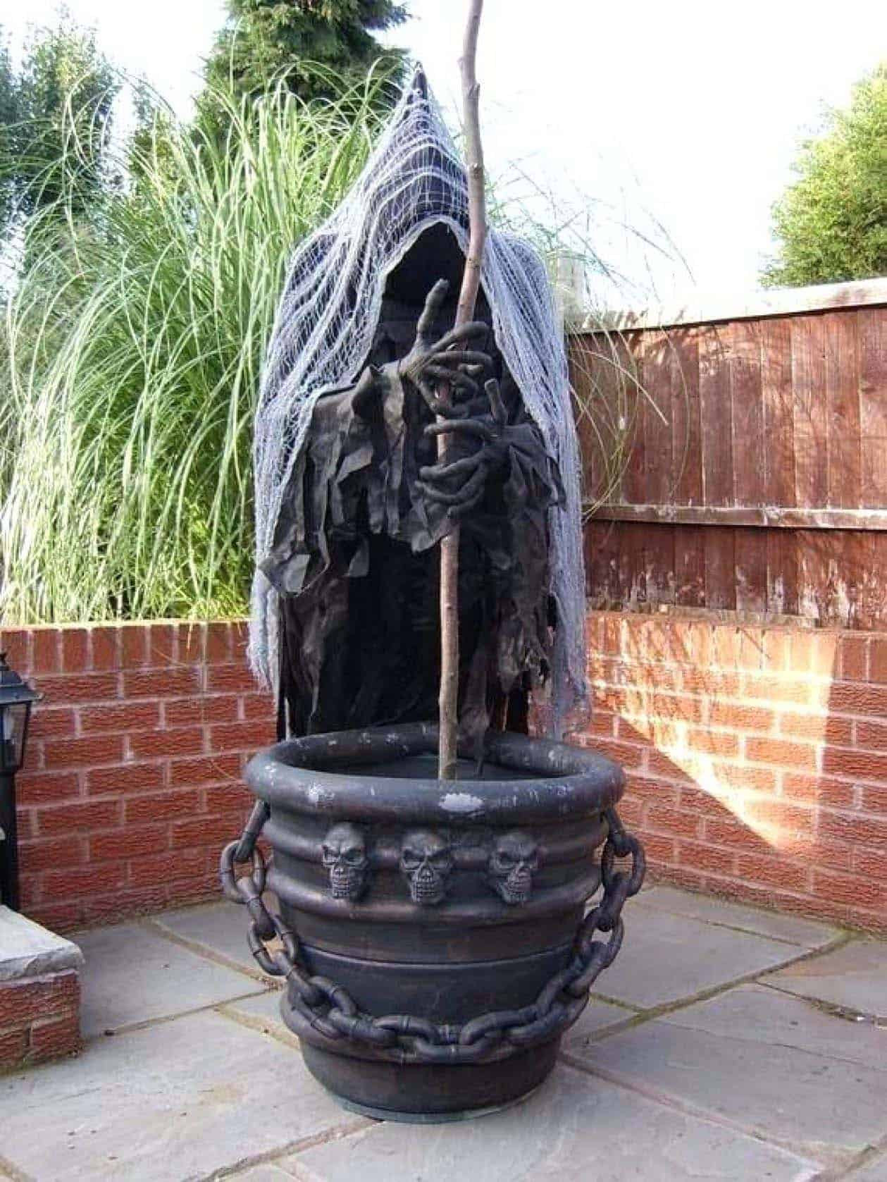 Diy Scary Halloween Props
 30 Fabulously Spooky Outdoor Halloween Decorating Ideas