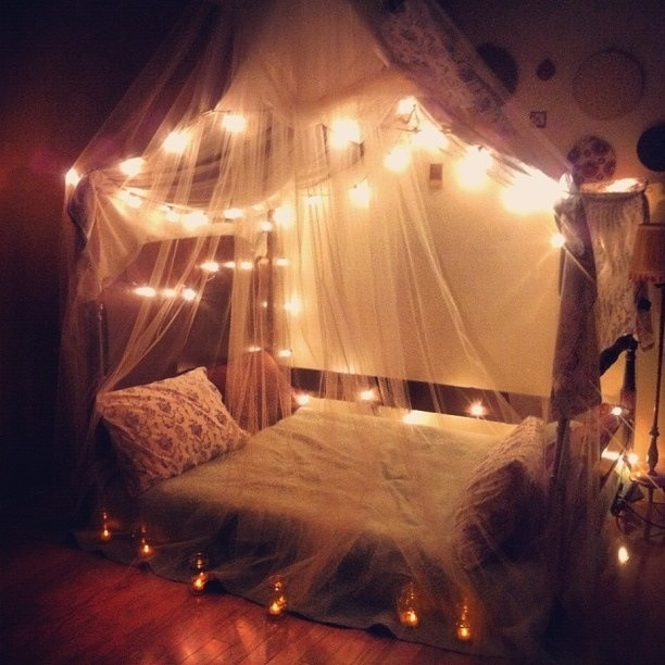 Fairy Light Bedroom
 14 Ways to Decorate Your Bedroom with Fairy Lights