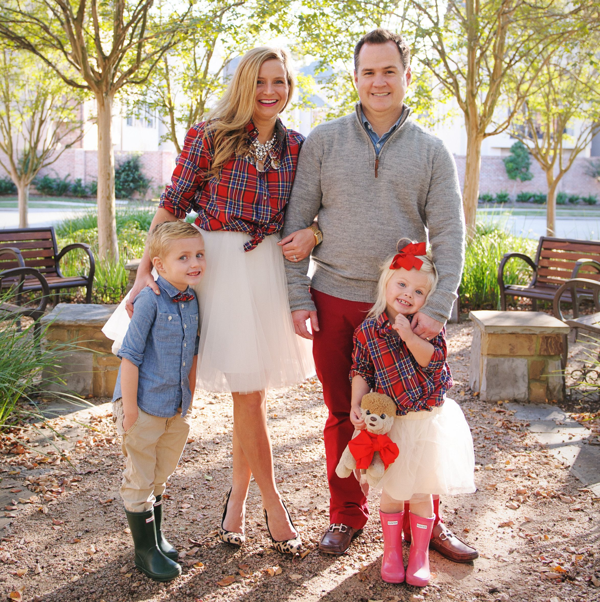 Family Christmas Photo Outfit Ideas
 How to nail the color coordinated family portrait