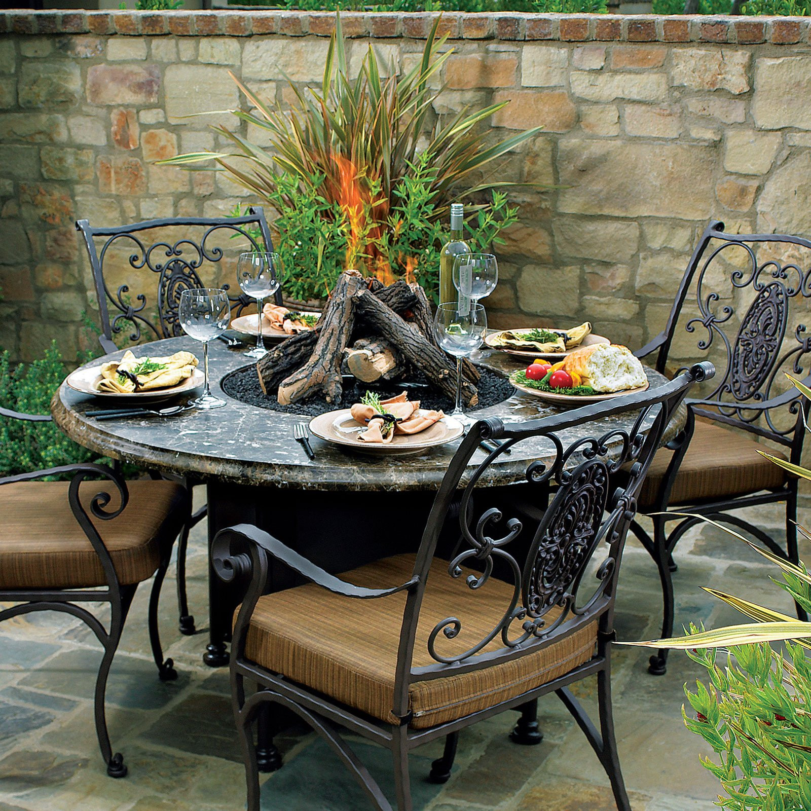 Fire Pit Dining Table
 15 Various Kinds of Fire Pit Table to Use in Your
