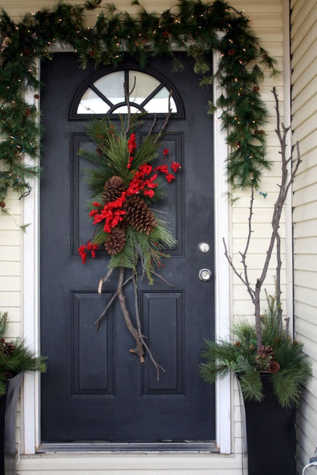 Front Door Christmas Decor Ideas
 15 Festive Ways to Decorate Your Front Door