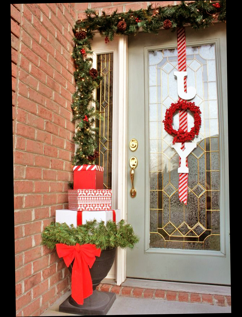 Front Door Christmas Decor Ideas
 Christmas Front Door Porch Decorations Ellecrafts