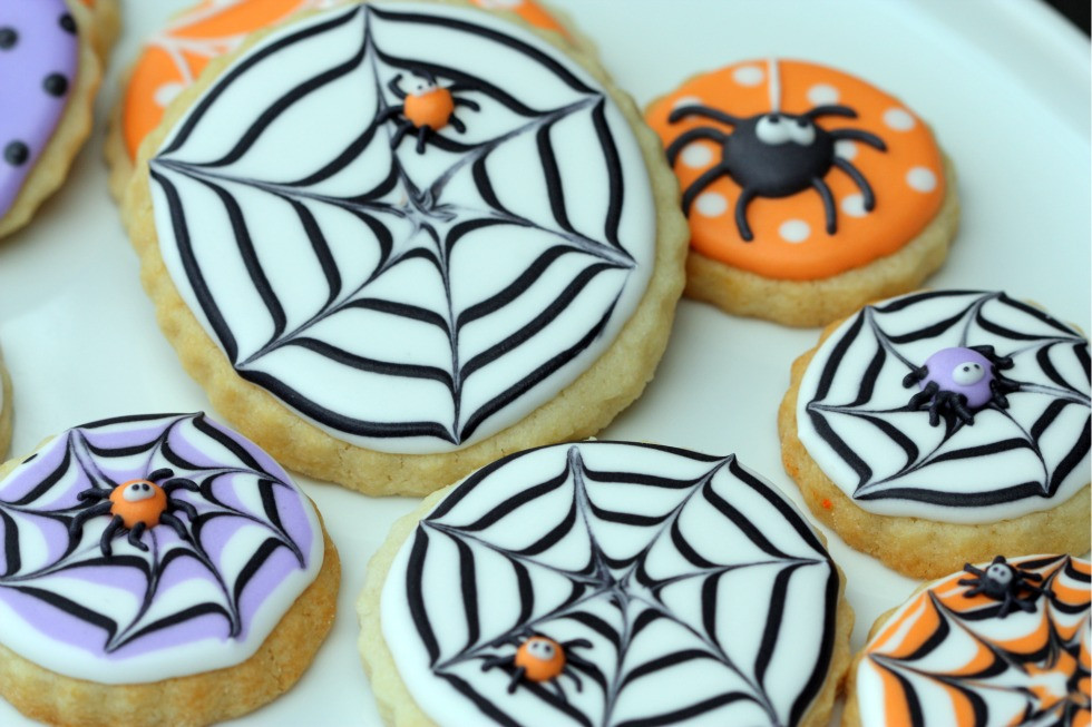 Halloween Cookie Decoration Ideas
 Sweetopia How to Make A Spider Web Decorated Cookie