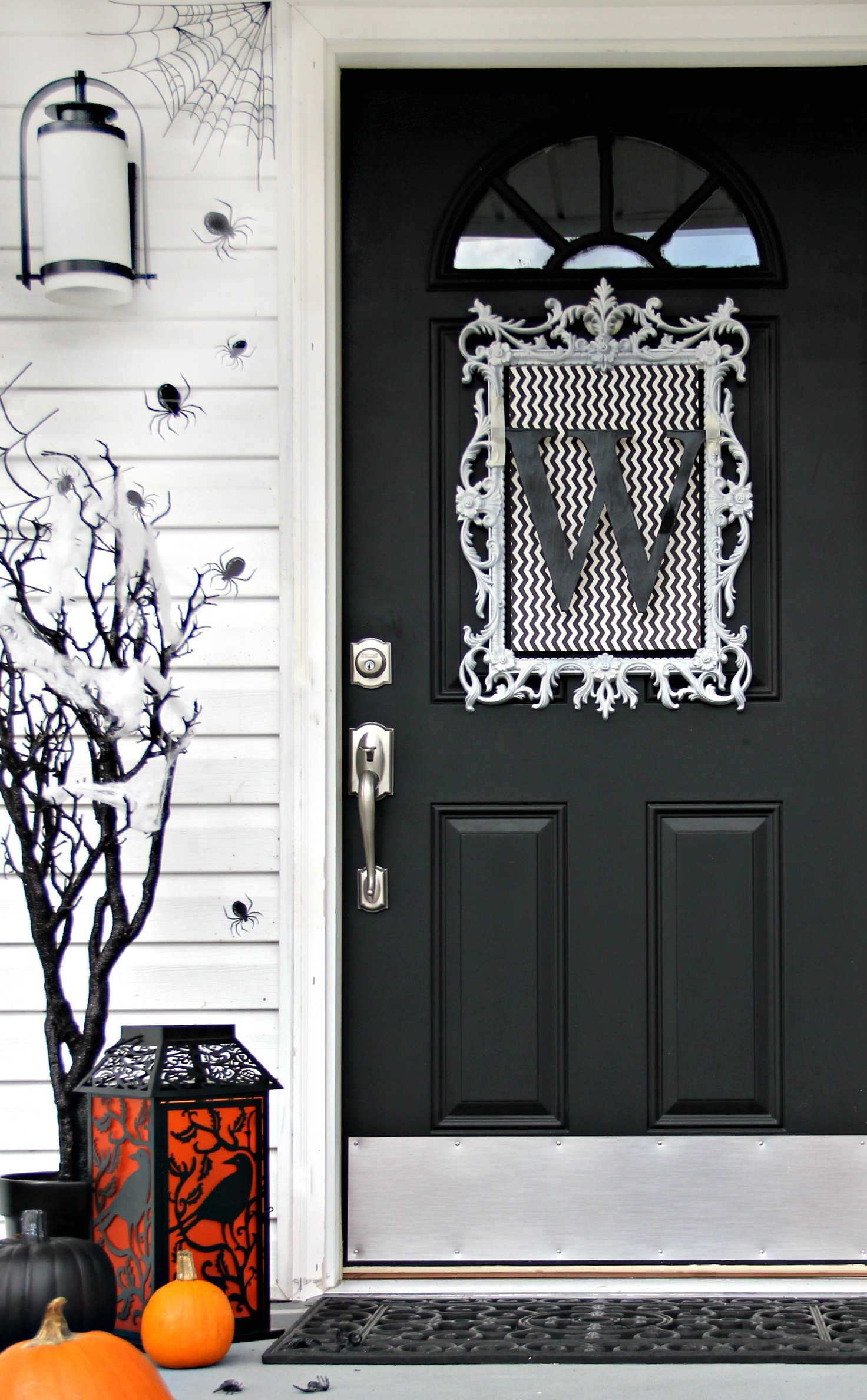 Halloween Door Decoration Ideas
 Four Ideas For Inexpensive Halloween Door Decorations