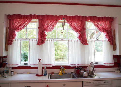 Red And White Kitchen Curtains
 David creates a sunny red and white vintage kitchen for