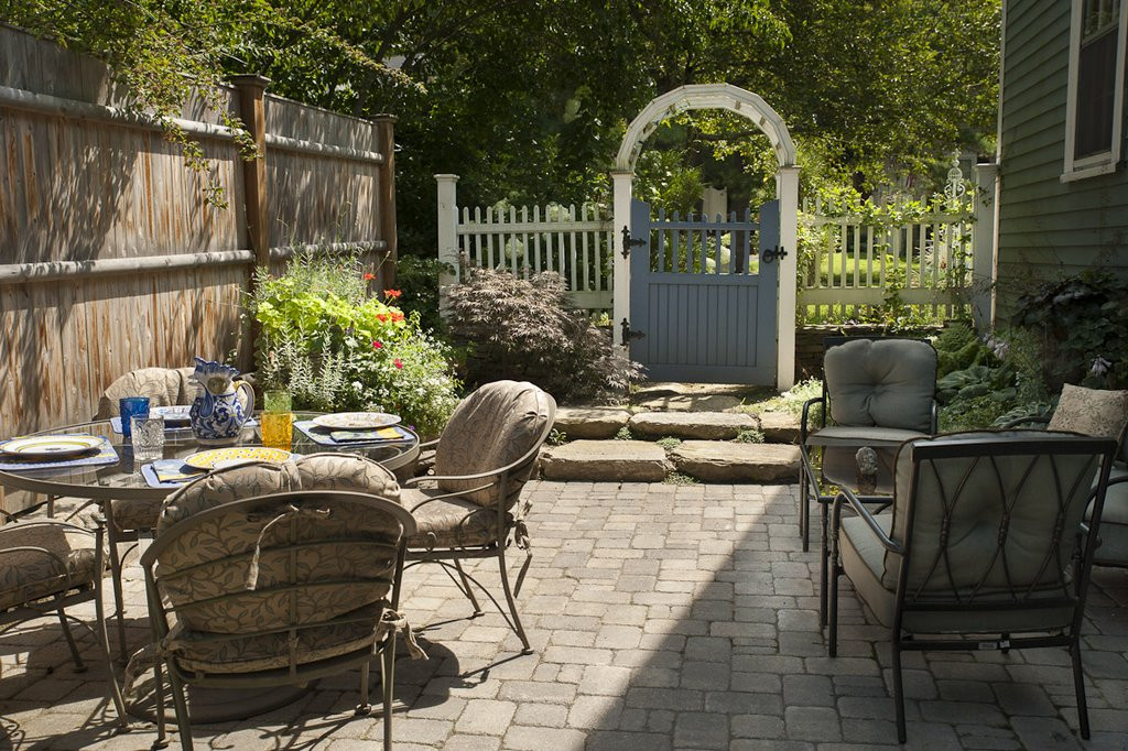 Small Patio Landscaping Ideas
 Design for Small Front and Back Yards