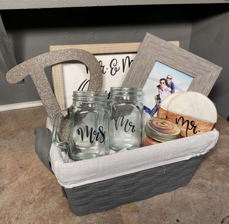 Gift Ideas For Couple
 15 Best Engagement Gift Basket Ideas for Couples wedding